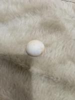 سنگ سفید گرد با چند رگه زرد