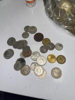 تعدادی سکه قدیمی ایرانی و خارجی