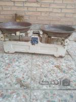 دو عدد ترازو ۵ و ۱۰ کیلویی قدیمی سالم